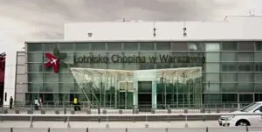 Entrée en verre de l'aéroport Chopin à Varsovie