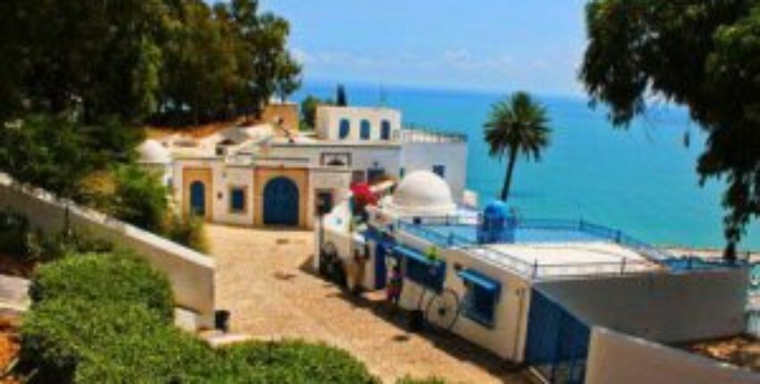 jet privé avec Tunis-Karthago : Vue côtière sereine.