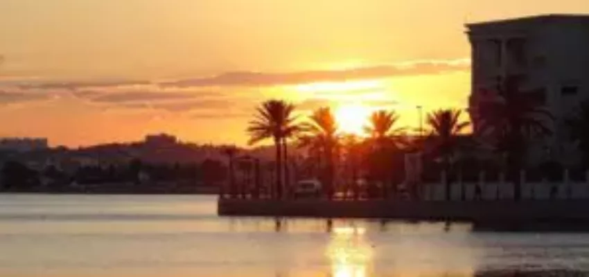 location jet privé: Coucher de soleil sur l'eau calme