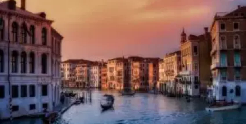 **Venise canal soir avec bateaux, bâtiments colorés anciens**