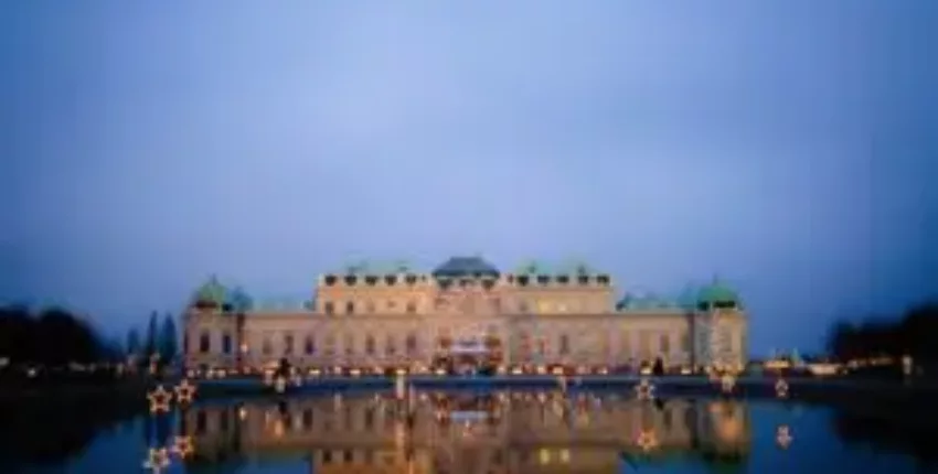 Privatjet mieten nach Wien-Schwechat, palais illuminé au crépuscule.
