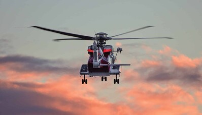 Chartern Sie einen Transporthubschrauber.