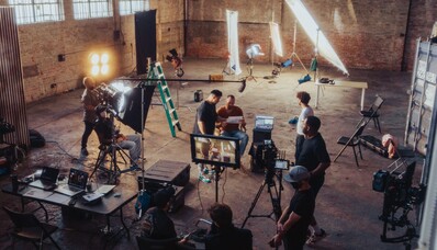 Transport von Filmteams und Produktionsmaterial: Lassen Sie sich von der Privatfliegerei unterstützen.